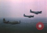 Immagine di Un-1H Skyraider bombardieri Il Vietnam, 1962, secondo 12 filmato di repertorio 65675075332