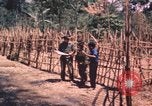 Image vietnamiens de la défense civile hommes Buen Eane Vietnam, 1962, de la seconde 4 séquences d'archives historiques vidéo 65675075337