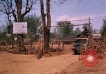 Immagine di Civili di difesa personale Buen Eane Vietnam, 1962, secondo 31 filmato di repertorio 65675075340