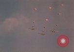 Image parachutistes Vietnam, 1962, de la seconde 8 séquences d'archives historiques vidéo 65675075365