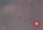 Image parachutistes Vietnam, 1962, de la seconde 9 séquences d'archives historiques vidéo 65675075365