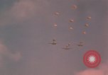 Image parachutistes Vietnam, 1962, de la seconde 10 séquences d'archives historiques vidéo 65675075365
