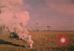 Image parachutistes Vietnam, 1962, de la seconde 21 séquences d'archives historiques vidéo 65675075365