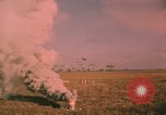 Image parachutistes Vietnam, 1962, de la seconde 23 séquences d'archives historiques vidéo 65675075365