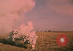 Image parachutistes Vietnam, 1962, de la seconde 26 séquences d'archives historiques vidéo 65675075365