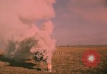 Image parachutistes Vietnam, 1962, de la seconde 28 séquences d'archives historiques vidéo 65675075365
