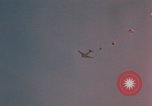 Image parachutistes Vietnam, 1962, de la seconde 30 séquences d'archives historiques vidéo 65675075365
