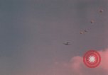 Image parachutistes Vietnam, 1962, de la seconde 33 séquences d'archives historiques vidéo 65675075365