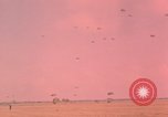 Image parachutistes Vietnam, 1962, de la seconde 35 séquences d'archives historiques vidéo 65675075365