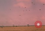 Image parachutistes Vietnam, 1962, de la seconde 36 séquences d'archives historiques vidéo 65675075365