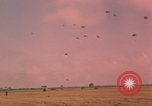 Image parachutistes Vietnam, 1962, de la seconde 37 séquences d'archives historiques vidéo 65675075365