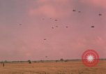 Image parachutistes Vietnam, 1962, de la seconde 38 séquences d'archives historiques vidéo 65675075365