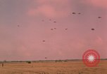 Image parachutistes Vietnam, 1962, de la seconde 39 séquences d'archives historiques vidéo 65675075365