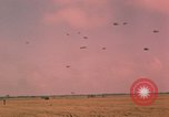 Image parachutistes Vietnam, 1962, de la seconde 40 séquences d'archives historiques vidéo 65675075365