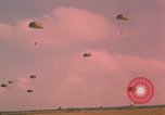 Image parachutistes Vietnam, 1962, de la seconde 42 séquences d'archives historiques vidéo 65675075365