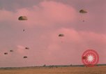Image parachutistes Vietnam, 1962, de la seconde 43 séquences d'archives historiques vidéo 65675075365