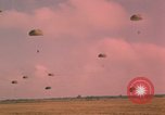 Image parachutistes Vietnam, 1962, de la seconde 44 séquences d'archives historiques vidéo 65675075365