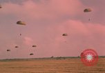 Image parachutistes Vietnam, 1962, de la seconde 45 séquences d'archives historiques vidéo 65675075365