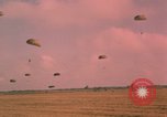 Image parachutistes Vietnam, 1962, de la seconde 46 séquences d'archives historiques vidéo 65675075365