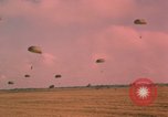 Image parachutistes Vietnam, 1962, de la seconde 47 séquences d'archives historiques vidéo 65675075365