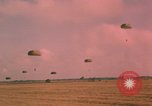 Image parachutistes Vietnam, 1962, de la seconde 48 séquences d'archives historiques vidéo 65675075365