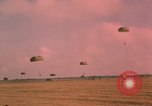 Image parachutistes Vietnam, 1962, de la seconde 49 séquences d'archives historiques vidéo 65675075365