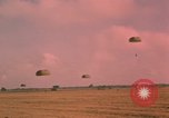 Image parachutistes Vietnam, 1962, de la seconde 50 séquences d'archives historiques vidéo 65675075365