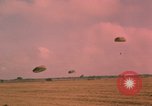 Image parachutistes Vietnam, 1962, de la seconde 51 séquences d'archives historiques vidéo 65675075365