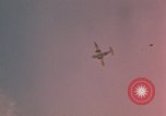 Image parachutistes Vietnam, 1962, de la seconde 52 séquences d'archives historiques vidéo 65675075365