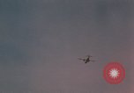 Image parachutistes Vietnam, 1962, de la seconde 58 séquences d'archives historiques vidéo 65675075365