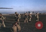 Standbild Vietnam Fallschirmjäger Vietnam, 1962, aus Sekunde 17 historischem Filmmaterial Videoclip 65675075373