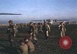 Standbild Vietnam Fallschirmjäger Vietnam, 1962, aus Sekunde 18 historischem Filmmaterial Videoclip 65675075373