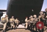 Standbild Vietnam Fallschirmjäger Vietnam, 1962, aus Sekunde 23 historischem Filmmaterial Videoclip 65675075373