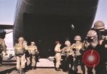 Standbild Vietnam Fallschirmjäger Vietnam, 1962, aus Sekunde 25 historischem Filmmaterial Videoclip 65675075373
