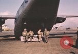 Standbild Vietnam Fallschirmjäger Vietnam, 1962, aus Sekunde 30 historischem Filmmaterial Videoclip 65675075373