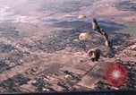 Standbild Vietnam Fallschirmjäger Vietnam, 1962, aus Sekunde 58 historischem Filmmaterial Videoclip 65675075373