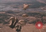 Standbild Vietnam Fallschirmjäger Vietnam, 1962, aus Sekunde 27 historischem Filmmaterial Videoclip 65675075374