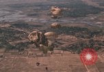 Standbild Vietnam Fallschirmjäger Vietnam, 1962, aus Sekunde 28 historischem Filmmaterial Videoclip 65675075374