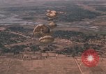 Standbild Vietnam Fallschirmjäger Vietnam, 1962, aus Sekunde 29 historischem Filmmaterial Videoclip 65675075374