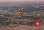 Standbild Vietnam Fallschirmjäger Vietnam, 1962, aus Sekunde 30 historischem Filmmaterial Videoclip 65675075374