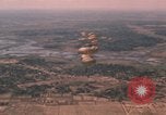 Standbild Vietnam Fallschirmjäger Vietnam, 1962, aus Sekunde 31 historischem Filmmaterial Videoclip 65675075374