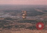 Standbild Vietnam Fallschirmjäger Vietnam, 1962, aus Sekunde 32 historischem Filmmaterial Videoclip 65675075374