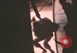 Standbild Vietnam Fallschirmjäger Vietnam, 1962, aus Sekunde 52 historischem Filmmaterial Videoclip 65675075374