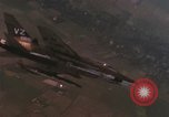 Immagine di F-100D Super Sabre jet fighters Il Vietnam, 1967, secondo 52 filmato di repertorio 65675075398