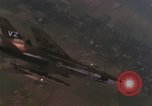 Immagine di F-100D Super Sabre jet fighters Il Vietnam, 1967, secondo 53 filmato di repertorio 65675075398