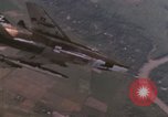 Immagine di F-100D Super Sabre jet fighters Il Vietnam, 1967, secondo 54 filmato di repertorio 65675075398