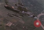 Immagine di F-100D Super Sabre jet fighters Il Vietnam, 1967, secondo 58 filmato di repertorio 65675075398