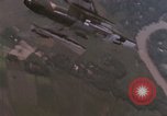 Immagine di F-100D Super Sabre jet fighters Il Vietnam, 1967, secondo 60 filmato di repertorio 65675075398