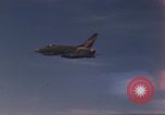 Image F-100D Super de chasseurs à réaction Sabre Vietnam, 1967, de la seconde 3 séquences d'archives historiques vidéo 65675075405