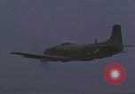 Image Force aérienne vietnamien 524e Escadron de chasse Skyraider sur une mission Vietnam, 1967, de la seconde 8 séquences d'archives historiques vidéo 65675075416